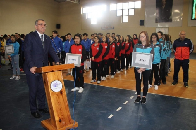 acilis seremonisinde konusan karabuk genclik ve spor il muduru